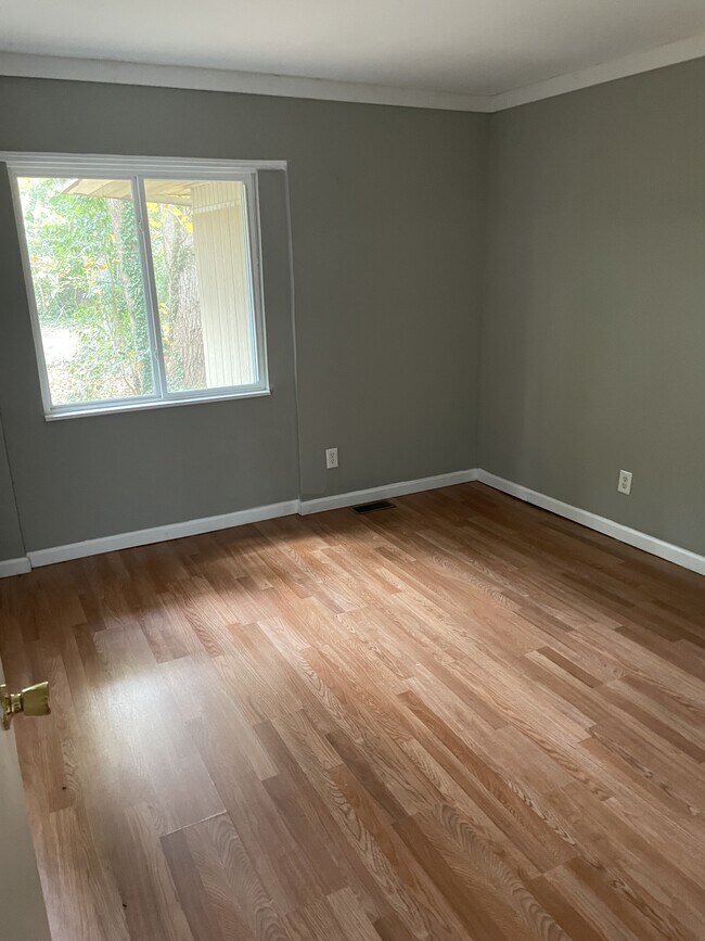 Building Photo - 300 St Anne Pl