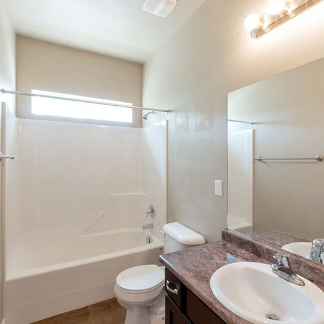 Building Photo - 1848 Woodview Dr W