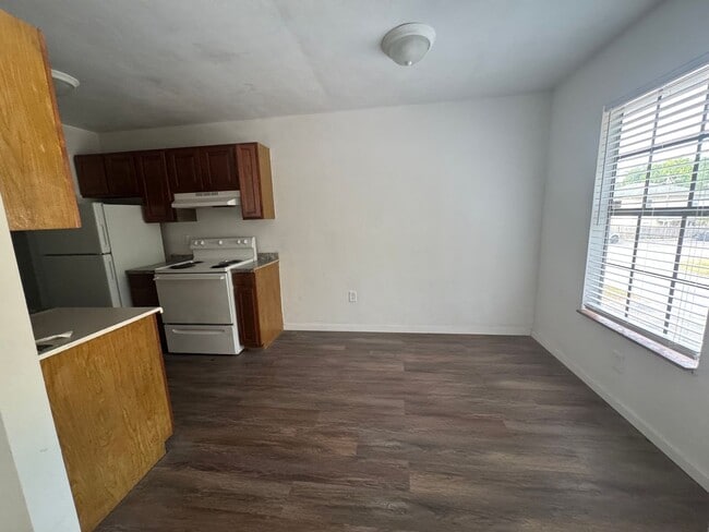 Building Photo - Spacious 2-Bedroom Duplex in Prime Gainesv...