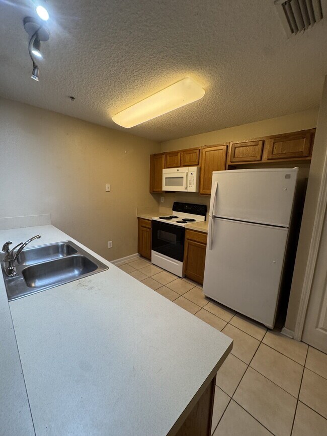Building Photo - 2 Bed, 2 Bath Condo in Gated Community wit...