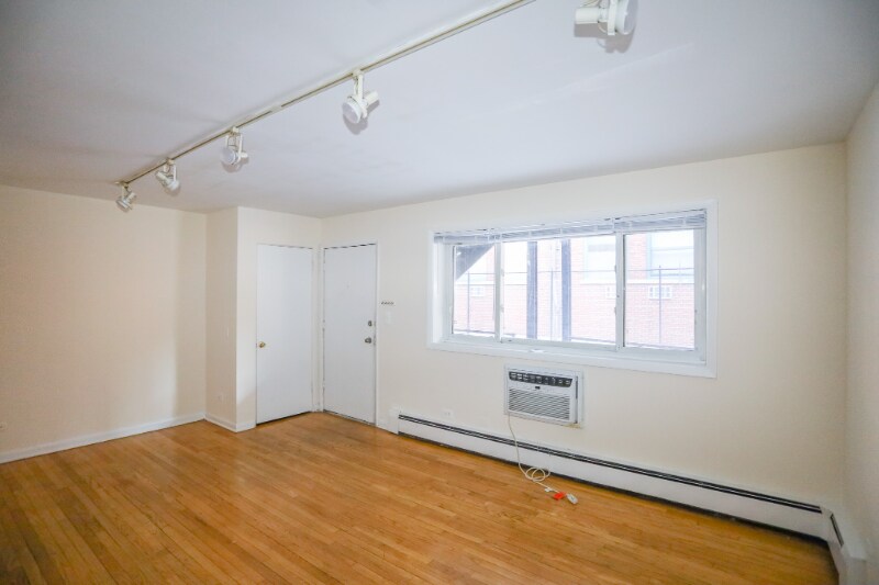 Primary Photo - 945 W Wellington Ave
