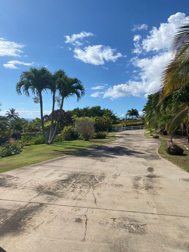 Building Photo - Stunning Launiupoko 2BR Rental – Ocean Vie...