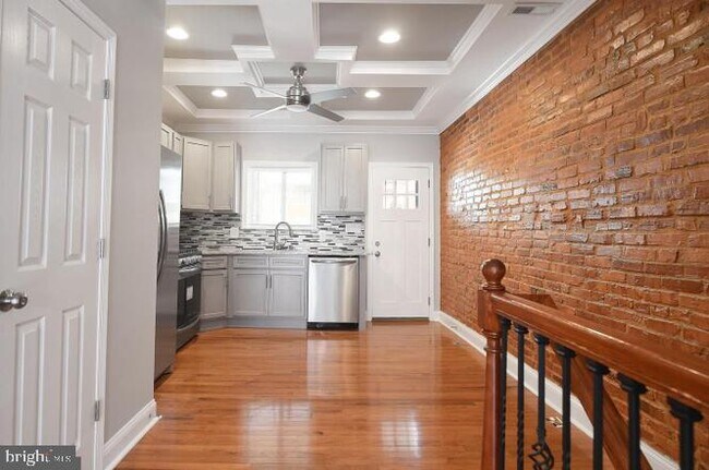 Building Photo - 2624 Llewelyn Ave