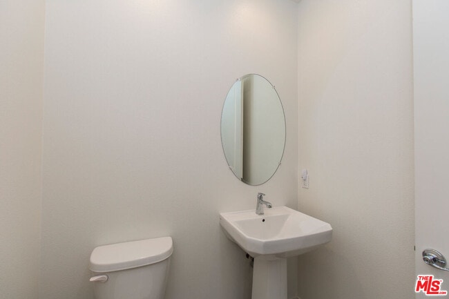 Building Photo - 10922 Mesa Ct