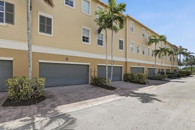 Building Photo - 127 E Thatch Palm Cir