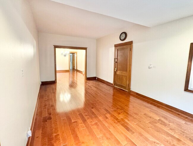 Building Photo - 1822 W Greenleaf Ave