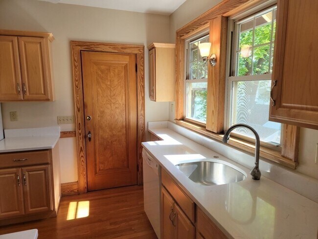 Building Photo - 133 Fairview Ave