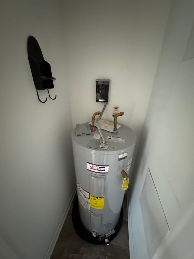 Building Photo - 4165 Hawkins Dr