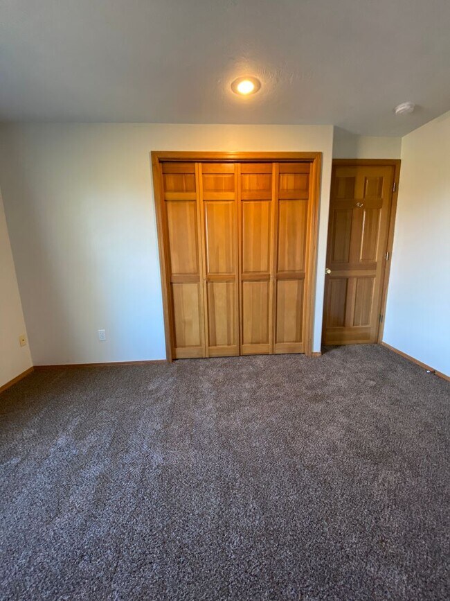 Building Photo - Spacious & Updated 4 Bedroom 2.5 Bath In H...
