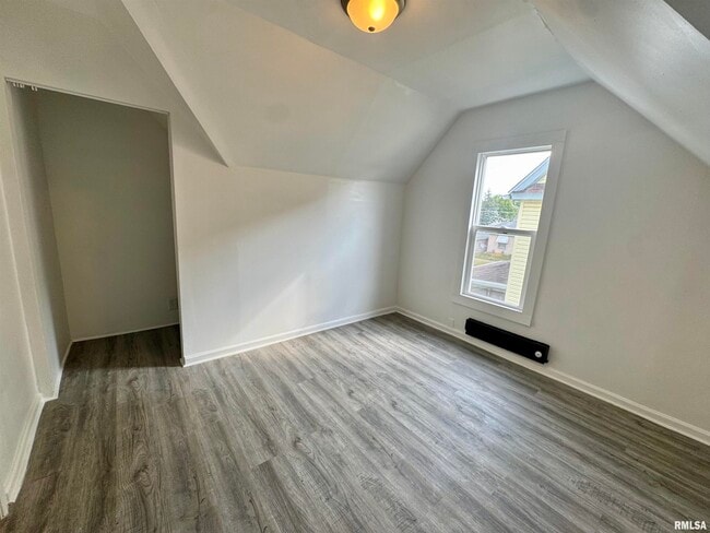 Building Photo - 619 13th Ave
