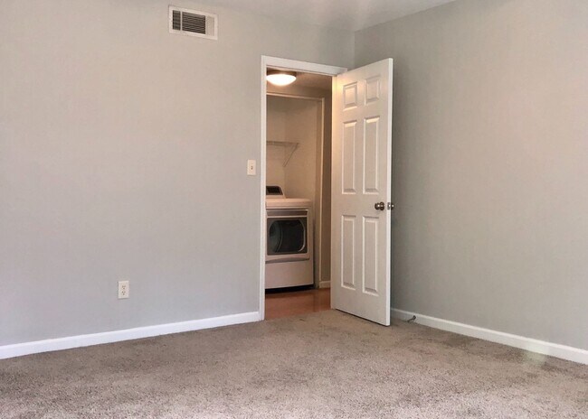 Building Photo - Very Spacious 2bd/2ba Condo in Brookhaven ...