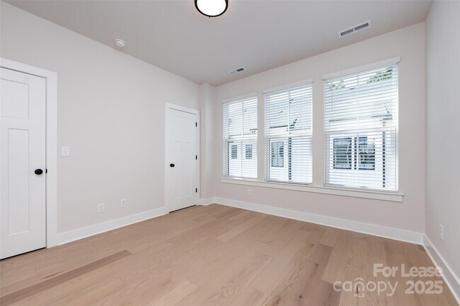 Building Photo - 320 S Turner Ave