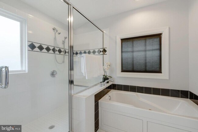 Building Photo - 1057 Vista Dr