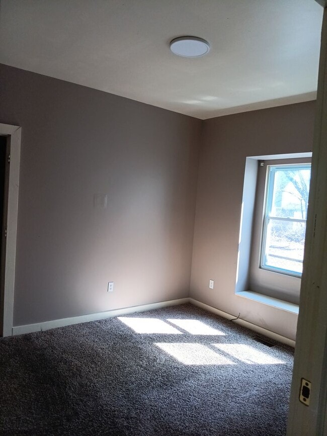 Building Photo - Rentschler Duplex