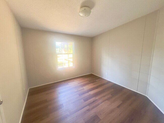 Building Photo - Four bedroom, 2 bath Modular home in Siler...