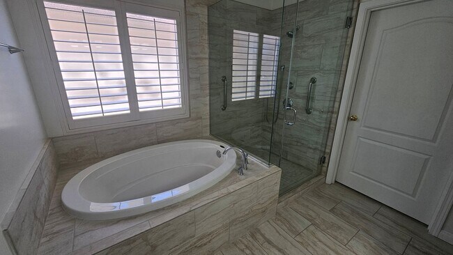 Building Photo - Beautiful Waterfront Home in Northwest Bakersfield