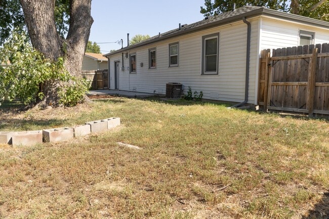 Building Photo - 3541 S Southwood Dr