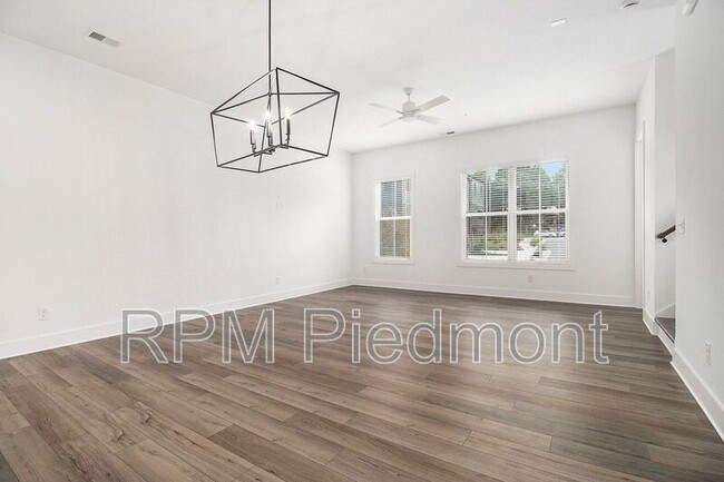 Building Photo - 205 Firefly Cir