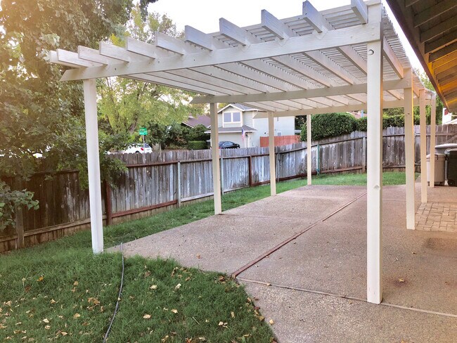 Building Photo - AVAILABLE FOR MOVE IN ON 8/1/26 -  RECENTLY RENOVATED 3 BED, 2 BATH 1 STORY ON LARGE CORNER LOT