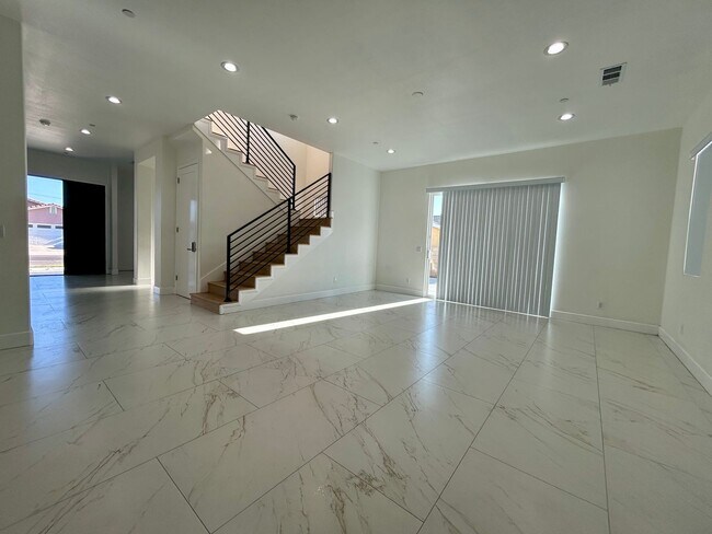 Building Photo - Newly Built Spacious 4 Bed/4 Bath Home in Garden Grove for Lease