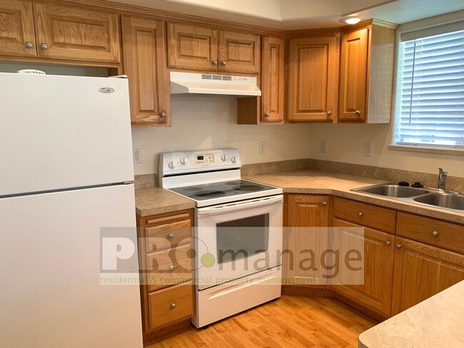 Building Photo - 2 Bed / 2 Bath Townhome w/ 2 Car Garage - ...