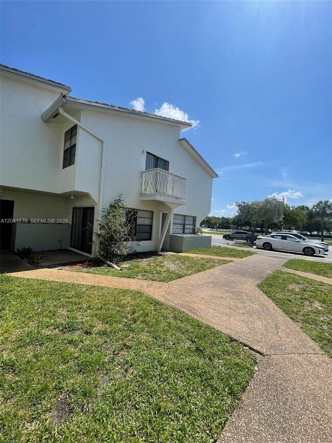 Building Photo - 2580 Coral Springs Dr