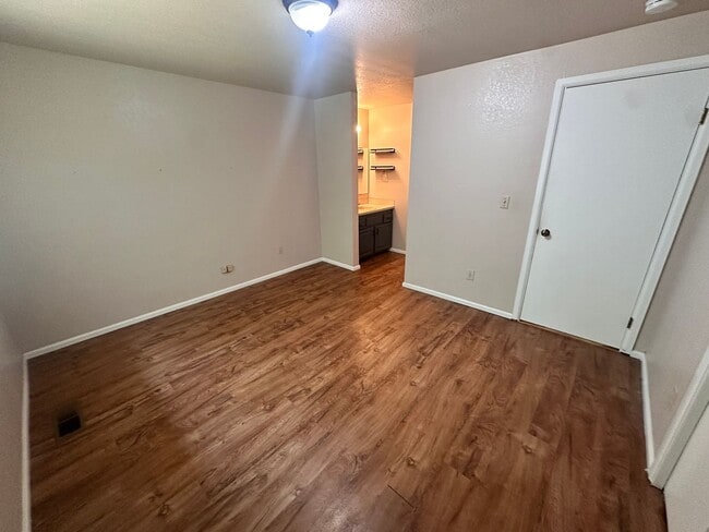 Building Photo - Charming Bellevue Rental – Available May 1st!