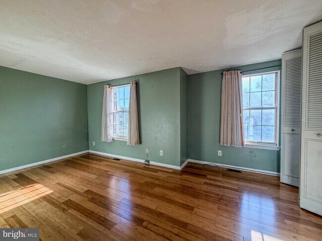 Building Photo - 58 Vanderbilt Ct