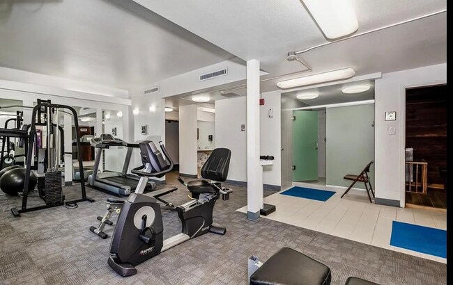 Building Photo - Beautiful 2BR/2BA Condo with Pools, Parkin...