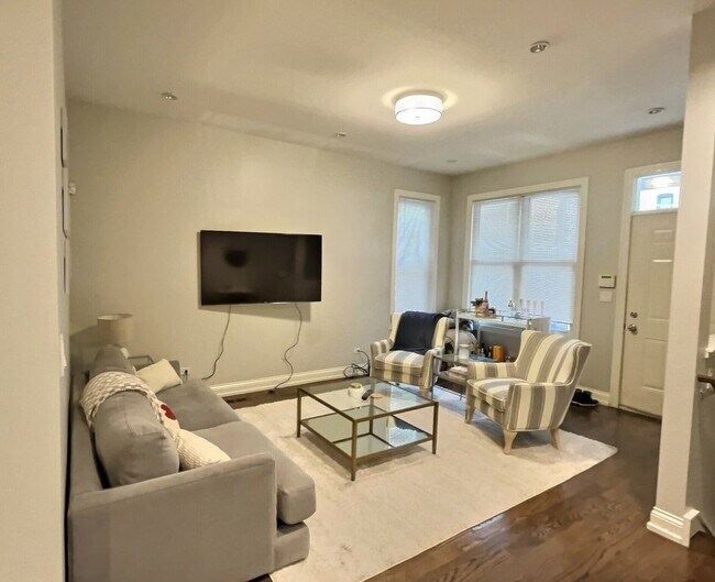 Building Photo - 2538 N Southport Ave