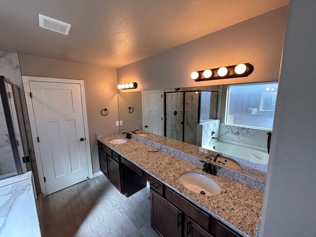 Building Photo - 3 Bed 3 bath house in The Glen At Widefield!