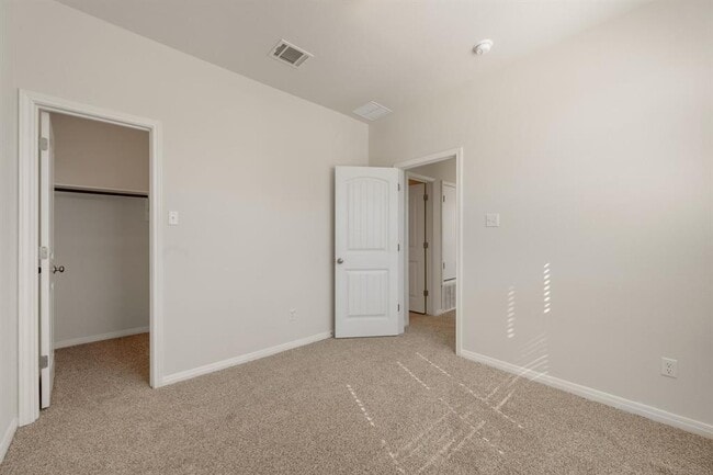 Building Photo - 700 W 6th St