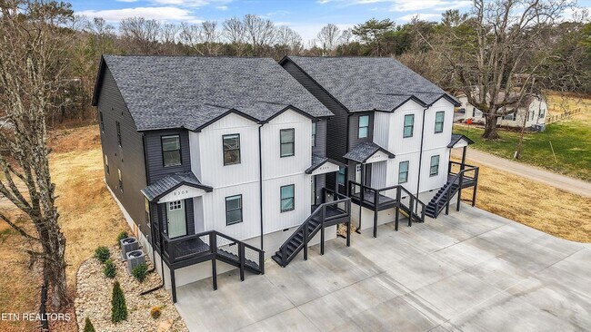 Building Photo - 8306 Lobelia Ln