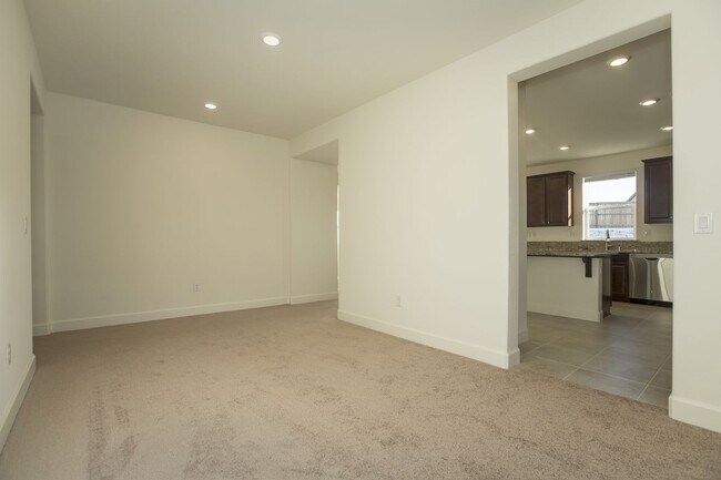 Building Photo - 4 bedroom, 2.5 bathroom home in Golden Valley.  washer/dryer/refigerator included