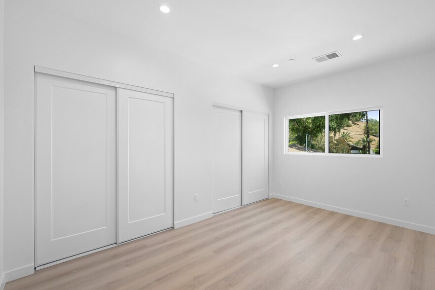 Building Photo - 8460 Glencrest Dr