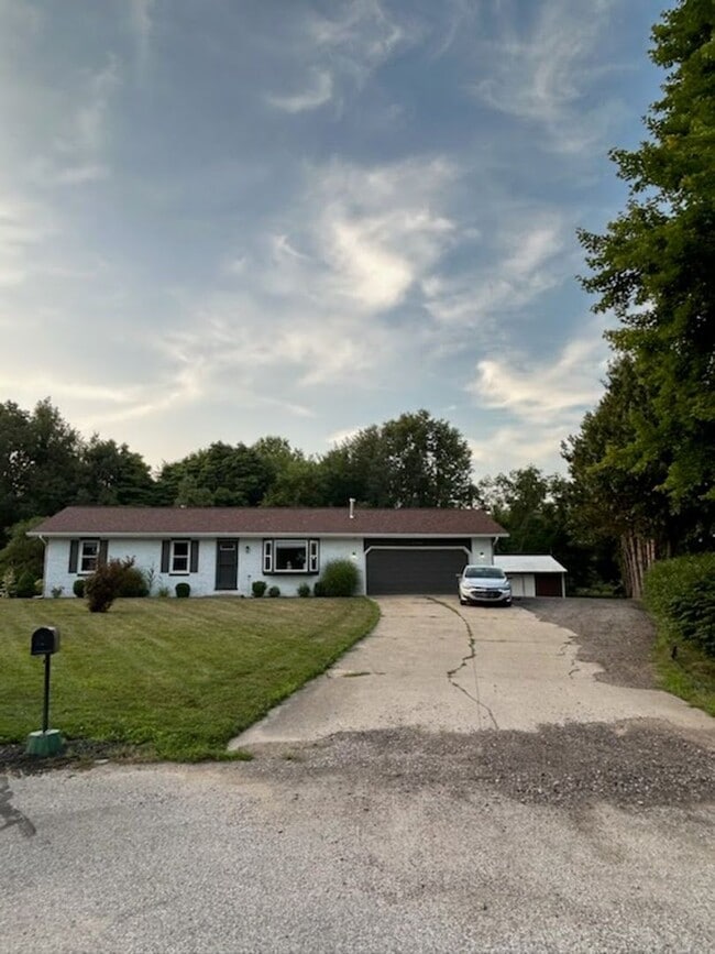 Building Photo - Spacious 3-Bedroom, 2-Bath Home in Middleb...