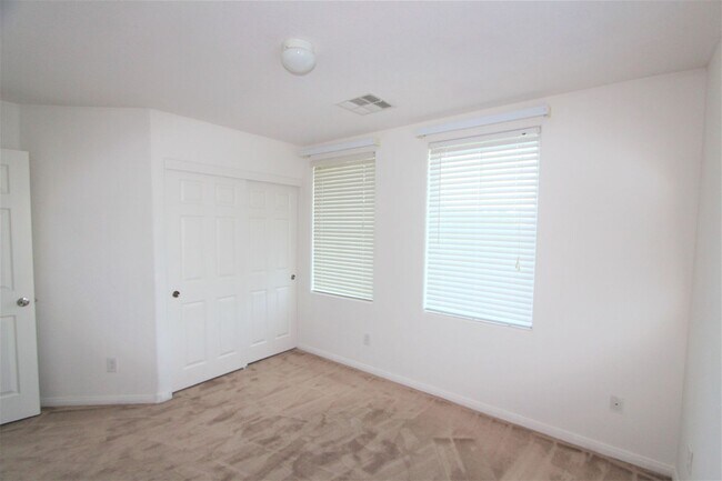 Building Photo - Well maintained home with open floorplan i...