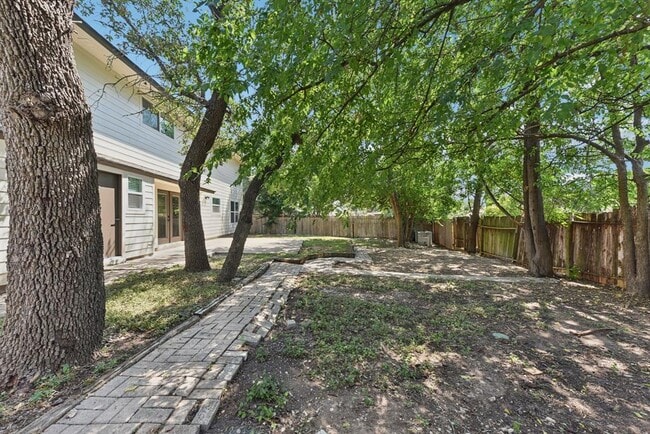 Building Photo - 2011 Malvern Hill Dr