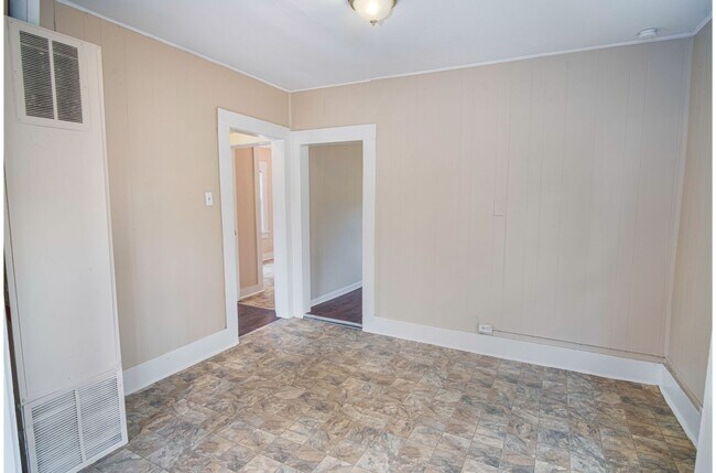 Building Photo - 3/1