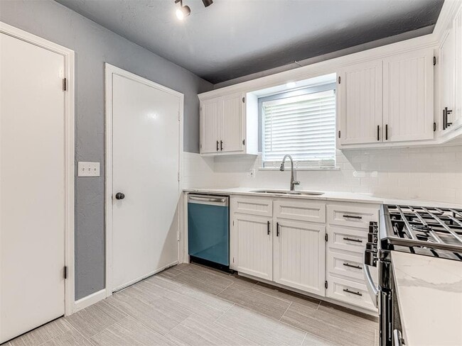 Building Photo - 14008 Gateway Dr