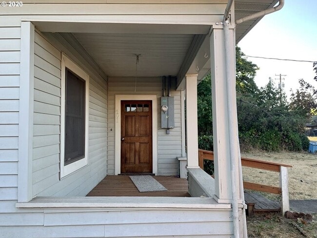 Building Photo - Home on 1/2 an acre!