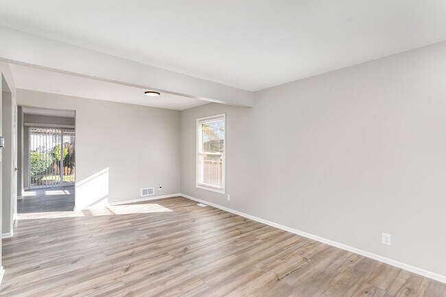 Building Photo - 355 Crestwood Ct