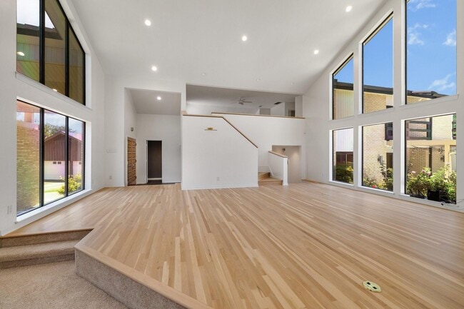 Building Photo - 10811 Royal Park Dr