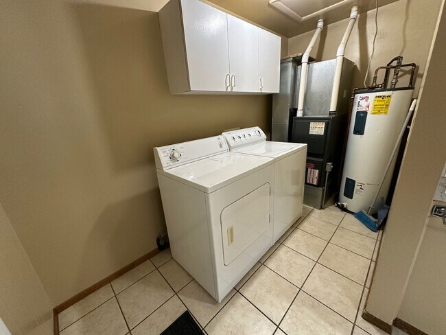 Building Photo - Cozy and Conveniently Located 2 Bed 1 Bath Spokane Home w/ Detached Garage & Heated Multipurpose ...