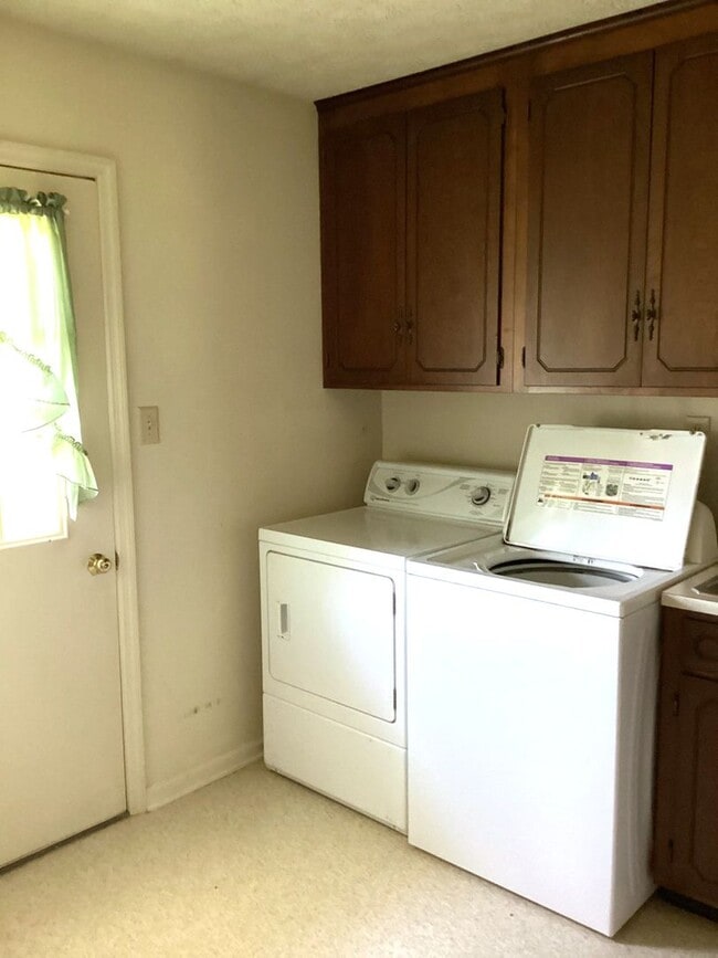 Building Photo - Spacious 3-Bed, 2.5-Bath Ranch-Style Home ...