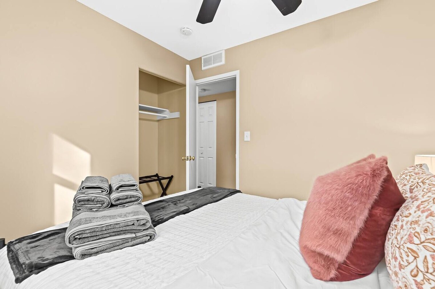 Building Photo - 1019 E Hayes Ave