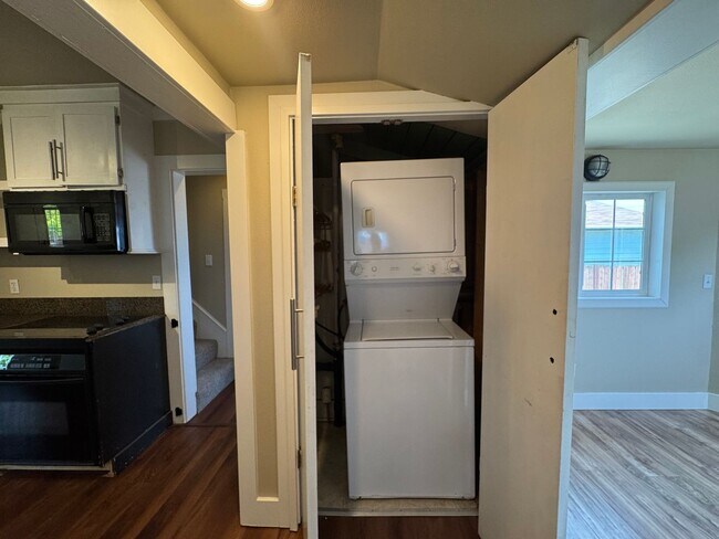 Building Photo - Very Nice 2 bedroom Point Defiance Cottage!