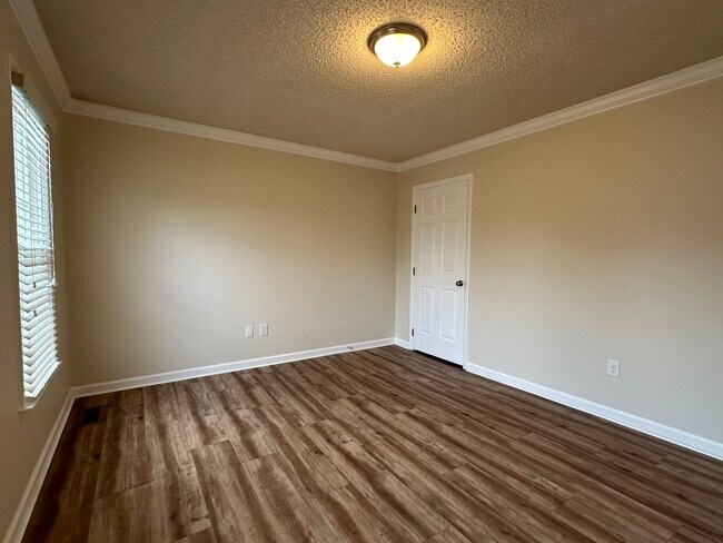 Building Photo - 328 Brookside Ct