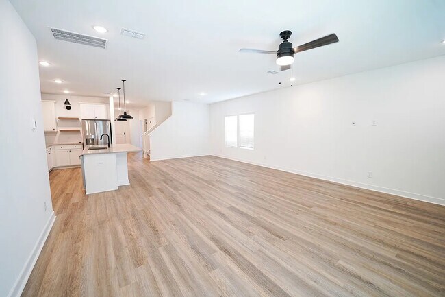 Building Photo - 136 Kingswood Ter