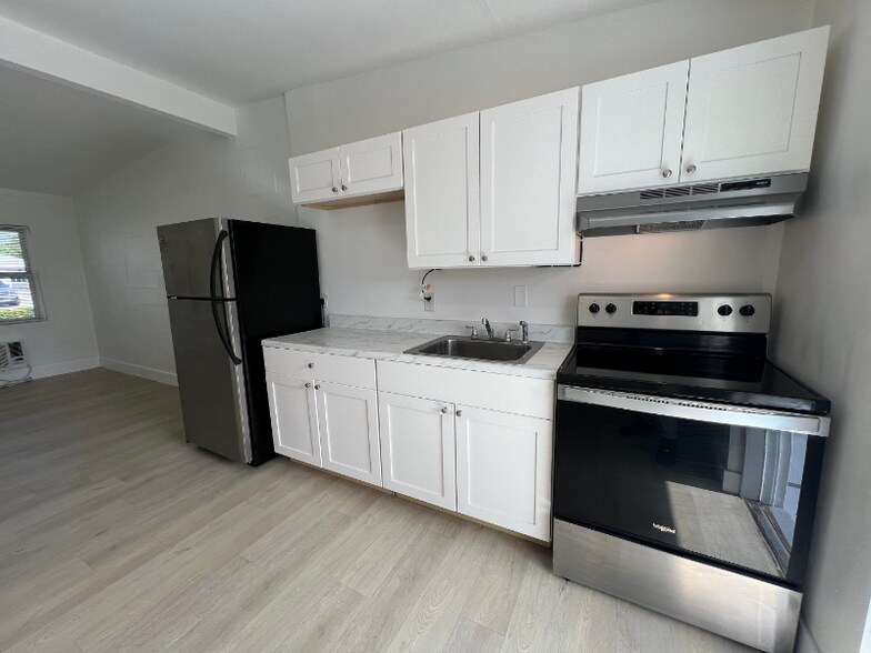 Building Photo - 320 NE 13th Ave